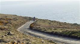 The final stretch of track leading down to Tintagel Youth Hostel